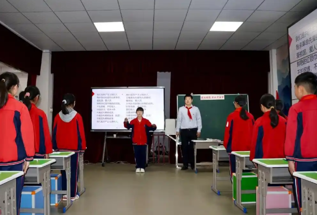 步行途中师生们沿着弥河河畔前行学生们互帮互助彼此鼓励 步行途中师生们沿着弥河河畔前行学生们互帮互助彼此鼓励